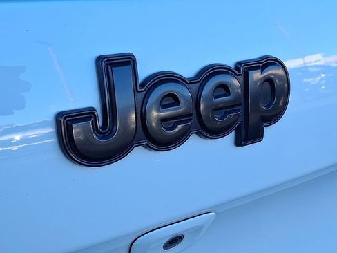 Used 2018 Jeep Cherokee Latitude w/ Altitude Package image 28