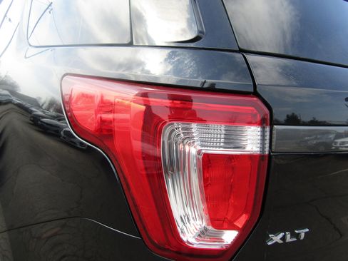 Used 2017 Ford Explorer XLT w/ Equipment Group 202A image 8