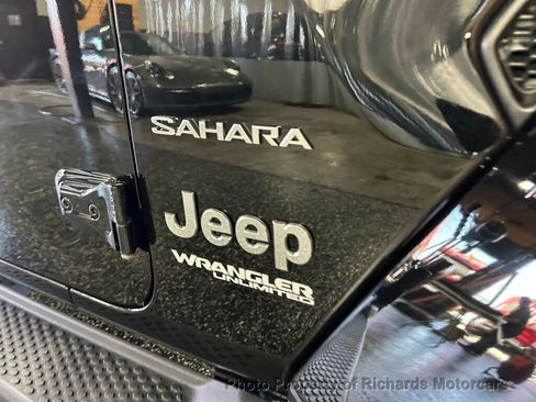 Used 2020 Jeep Wrangler Unlimited Sahara w/ Dual Top Group AWD/4WD image 9