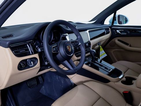 Certified 2025 Porsche Macan image 4