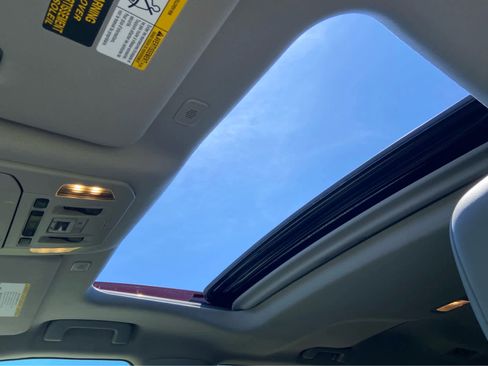 Used 2023 Toyota Highlander XLE FWD image 11