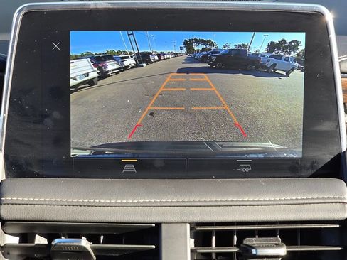 Used 2023 Chevrolet Suburban Premier image 20