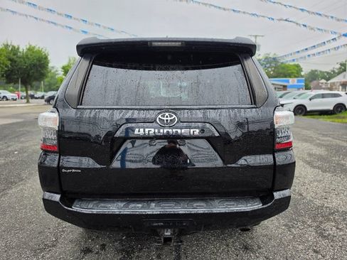 Used 2018 Toyota 4Runner SR5 AWD/4WD image 4