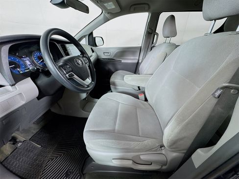 Used 2018 Toyota Sienna L image 18