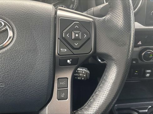 Used 2018 Toyota Tacoma TRD Sport image 11