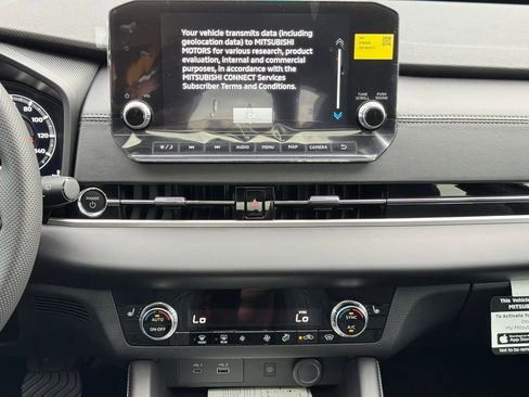 New 2025 Mitsubishi Outlander SE image 19