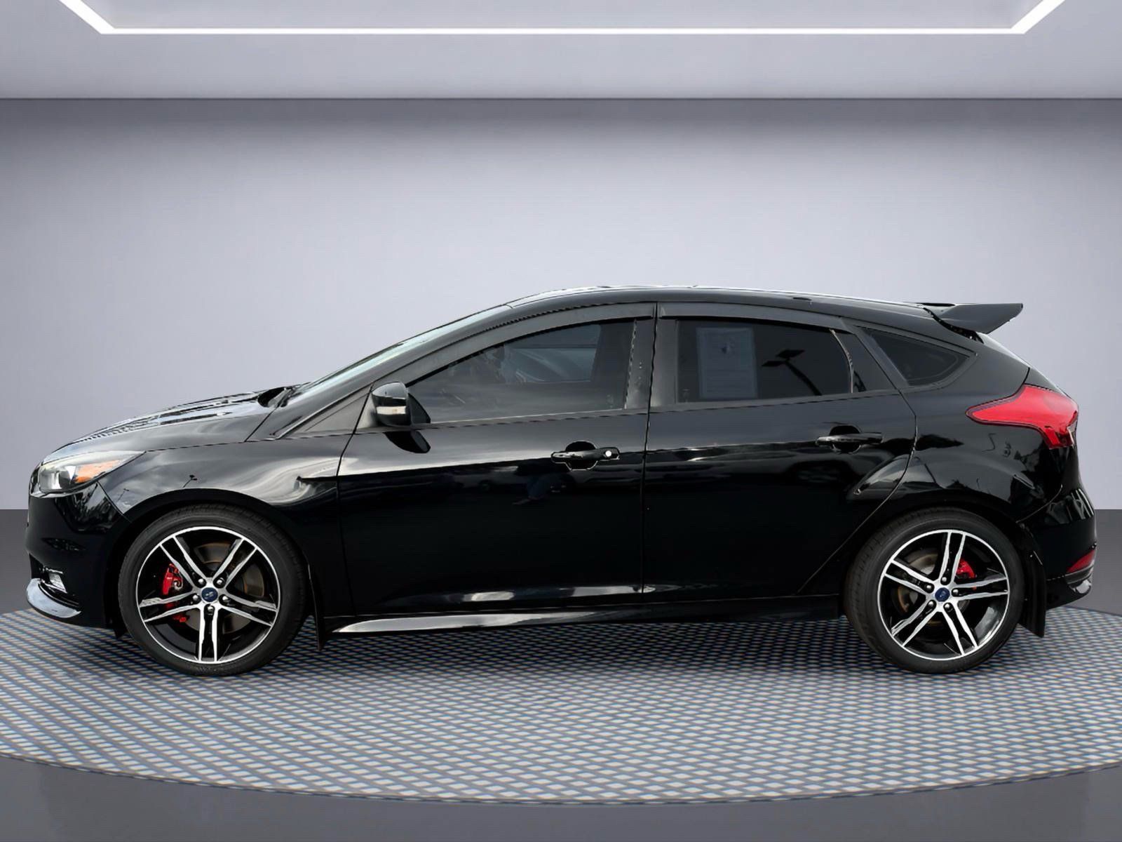 Used 2017 Ford Focus ST w/ Equipment Group 402A FWD image 3