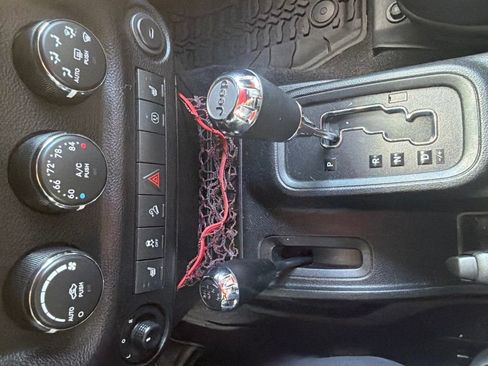 Used 2017 Jeep Wrangler Unlimited Rubicon AWD/4WD image 16