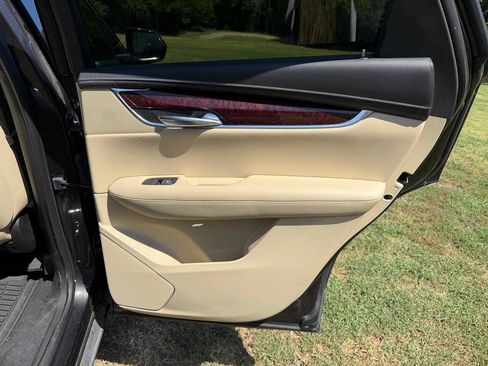 Used 2017 Cadillac XT5 Luxury w/ Driver Awareness Package FWD image 16