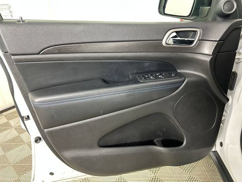 Used 2018 Jeep Grand Cherokee Laredo AWD/4WD image 11