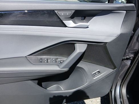 New 2025 Volkswagen Tiguan SE image 12