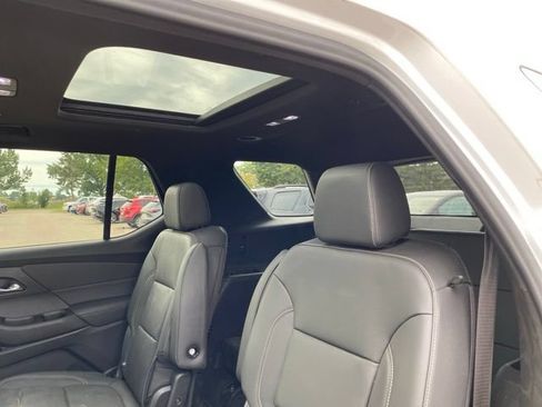 Used 2023 Chevrolet Traverse LT w/ LT Premium Package AWD/4WD image 3