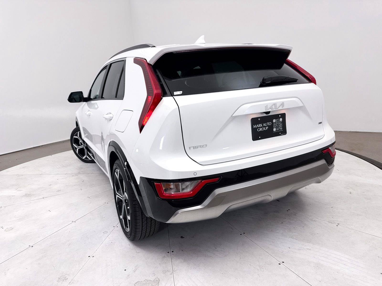 Used 2023 Kia Niro EX Touring FWD image 8
