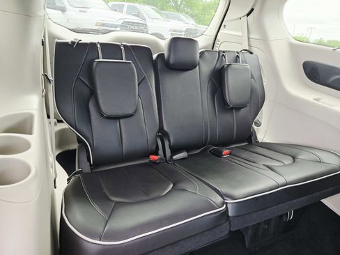 Used 2023 Chrysler Pacifica Limited FWD image 17