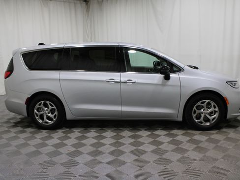 Used 2024 Chrysler Pacifica Limited image 34