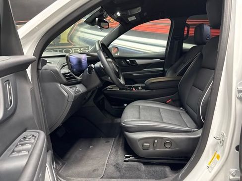 Used 2025 Buick Enclave Preferred AWD/4WD image 4