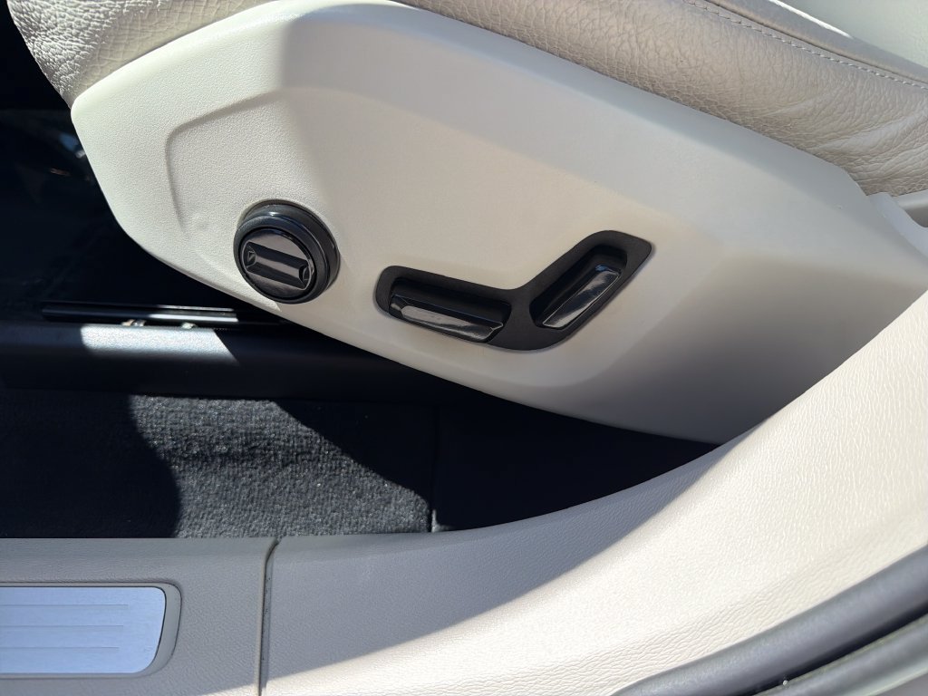 Used 2023 Volvo XC60 B5 Plus AWD/4WD image 16