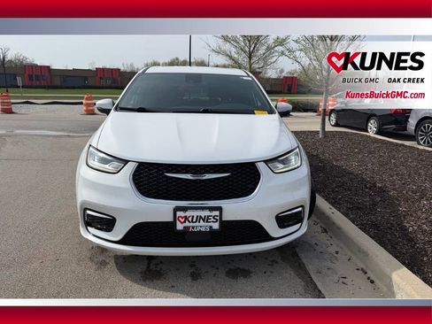 Used 2023 Chrysler Pacifica Touring image 3