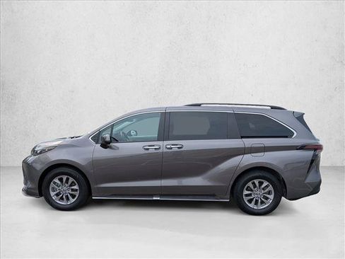 Certified 2024 Toyota Sienna XLE FWD image 9