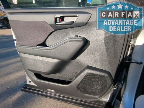 Used 2024 Toyota Highlander LE image 12