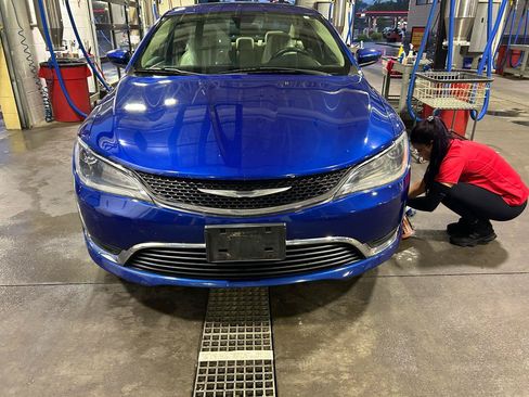 Used 2015 Chrysler 200 Limited w/ Convenience Group FWD image 4