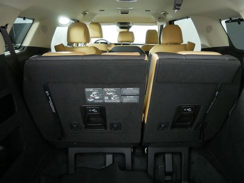 Used 2024 Kia Carnival EX image 18