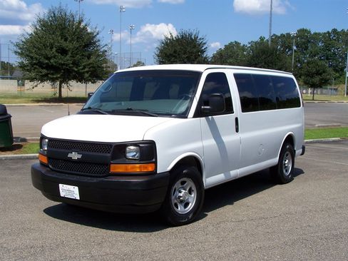 Used 2004 Chevrolet Express 1500 Passenger RWD image 1