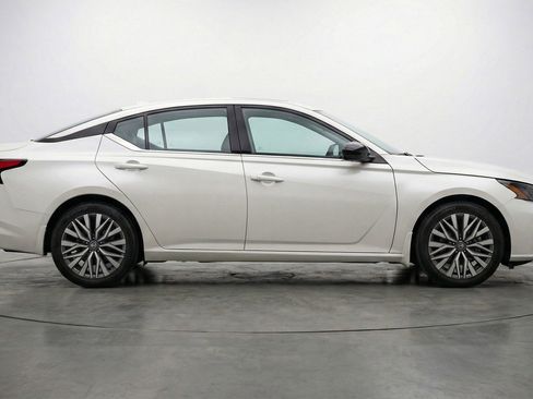 Used 2025 Nissan Altima 2.5 SV image 11