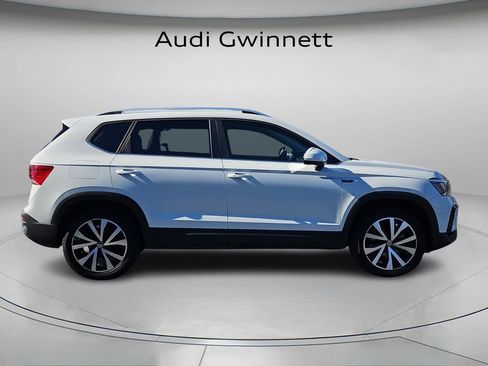 Used 2024 Volkswagen Taos SE image 4