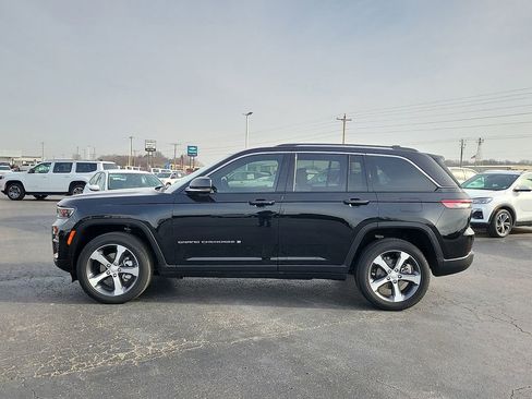 Used 2023 Jeep Grand Cherokee Limited image 3