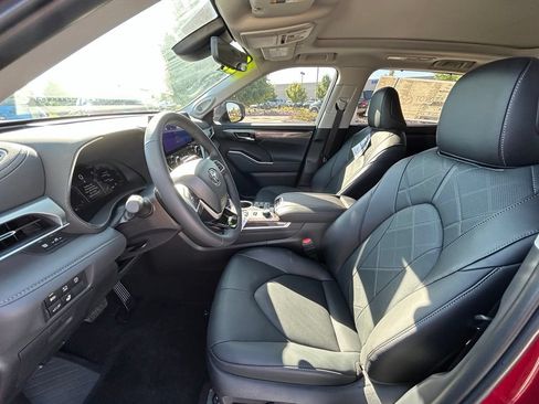 Used 2026 Toyota Highlander Platinum AWD/4WD image 12