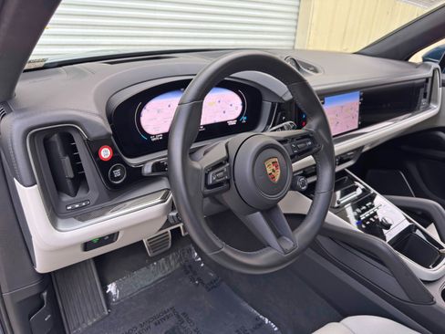 Used 2024 Porsche Cayenne Turbo AWD/4WD image 14