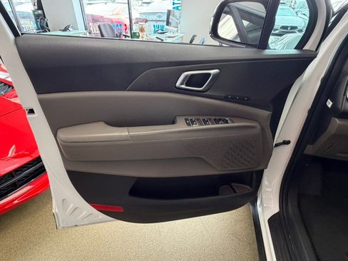 Used 2025 Kia Carnival EX FWD image 27