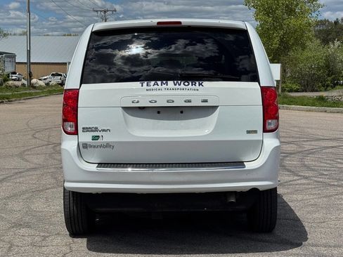 Used 2018 Dodge Grand Caravan SE FWD image 4