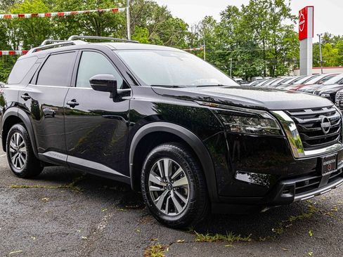 Certified 2024 Nissan Pathfinder SL image 1