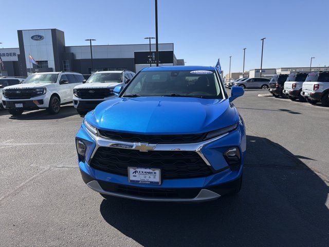 Used 2025 Chevrolet Blazer LT AWD/4WD image 2