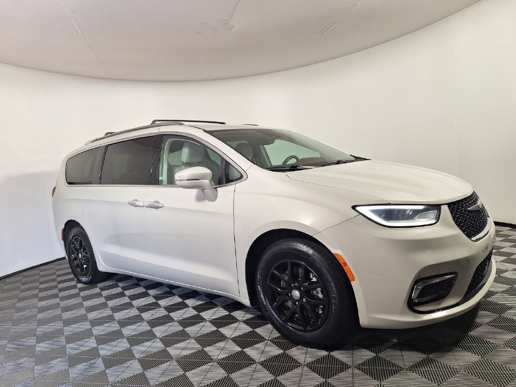 Used 2021 Chrysler Pacifica Touring-L FWD image 3