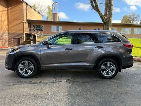 Used 2017 Toyota Highlander Limited w/ Carpet Mat Package image 8