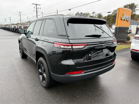 Used 2025 Jeep Grand Cherokee Altitude image 5