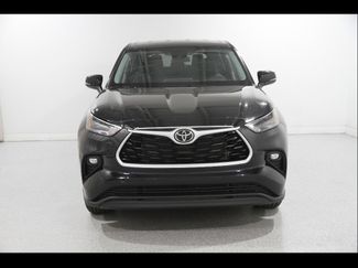 Used 2023 Toyota Highlander LE FWD video 2