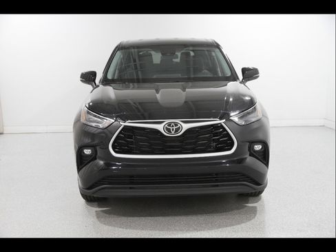 Used 2023 Toyota Highlander LE FWD image 2