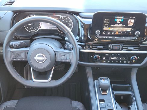 Used 2025 Nissan Pathfinder SV w/ SV Premium Package image 29