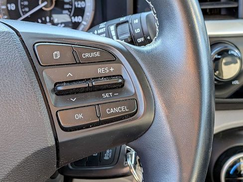 Used 2022 Hyundai Venue SEL image 18