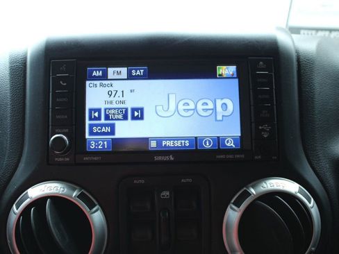 Used 2012 Jeep Wrangler Unlimited Sahara w/ Connectivity Group AWD/4WD image 18