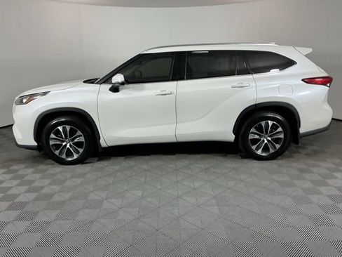 Used 2020 Toyota Highlander XLE AWD/4WD image 8