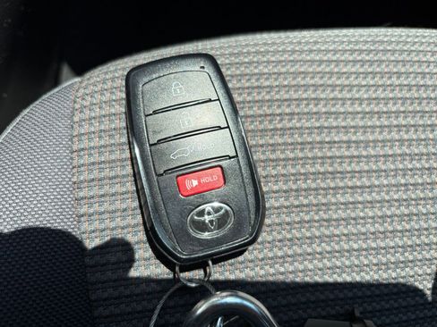 Used 2025 Toyota Highlander LE FWD image 22