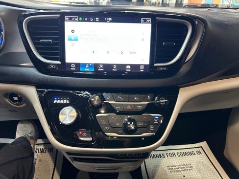 Used 2024 Chrysler Pacifica Touring-L image 12