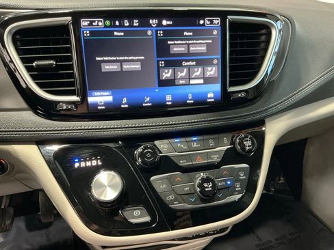 Used 2024 Chrysler Pacifica Touring-L image 6
