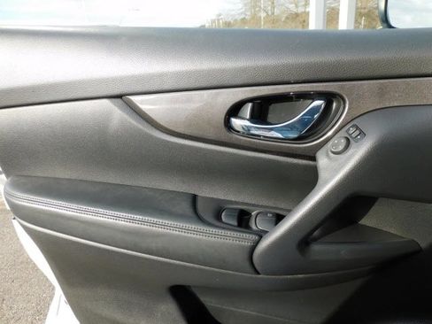 Certified 2019 Nissan Rogue SV image 4