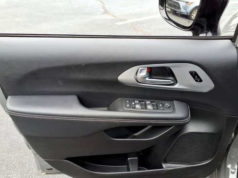 Used 2025 Chrysler Pacifica Limited FWD image 17
